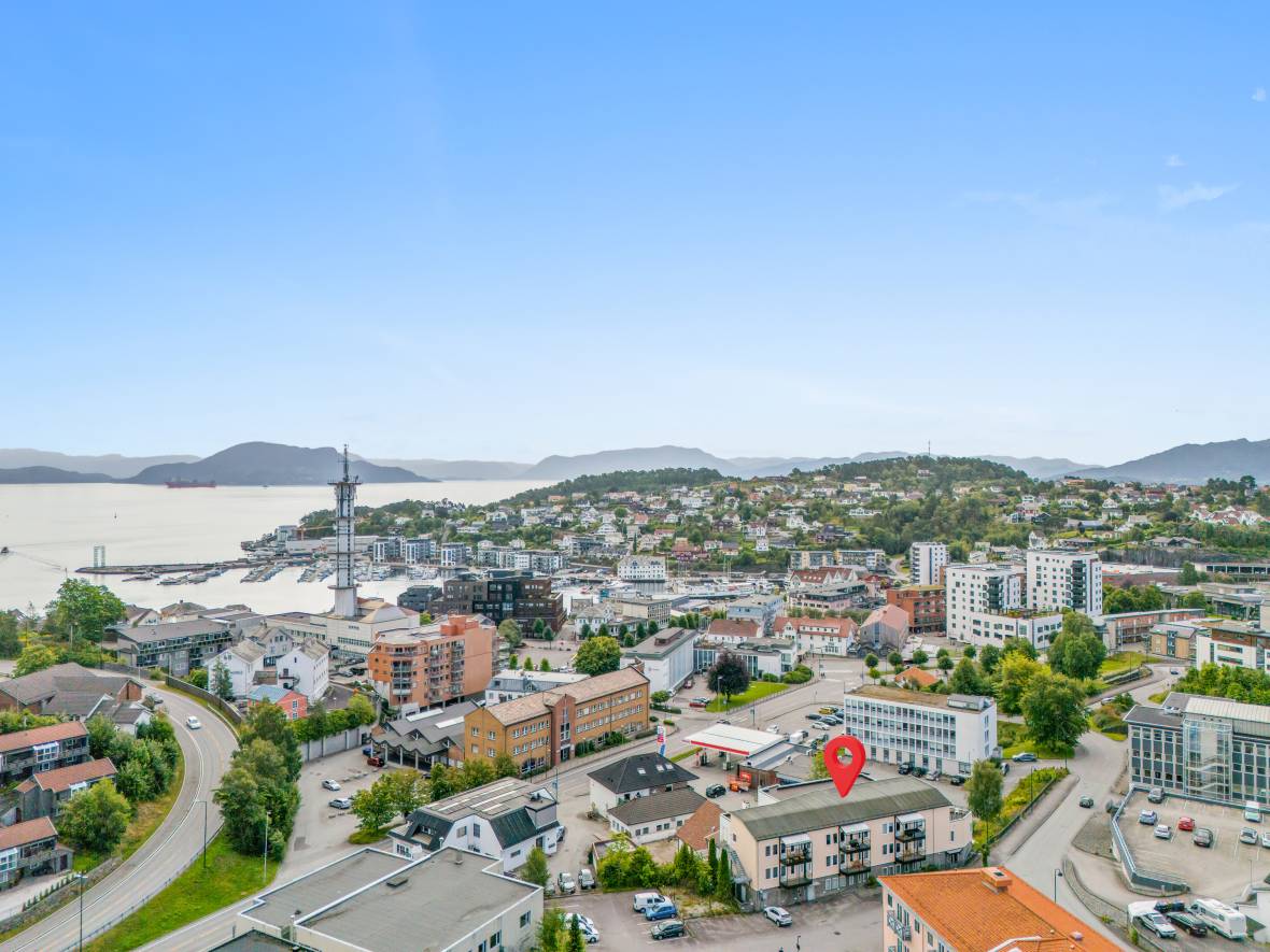Moderne og flott 3-roms leilighet i 3. etasje! Selges fullt møblert med ...