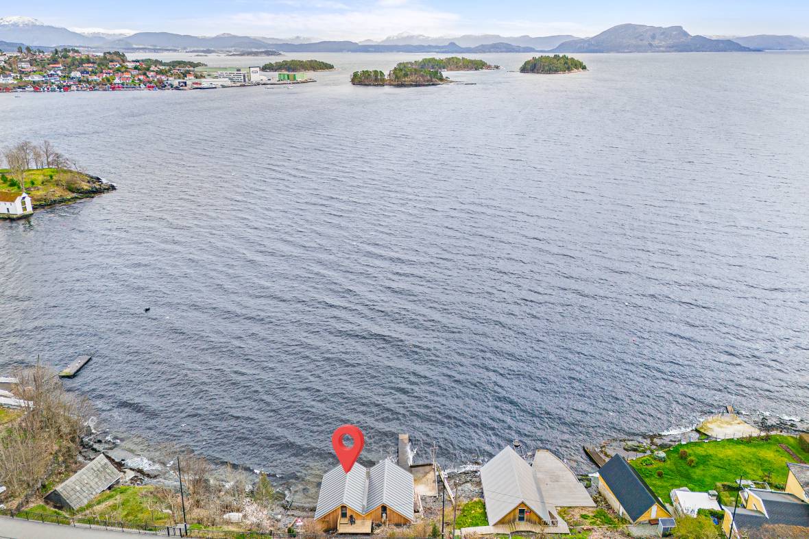 Fint beliggende naust i Borggata nær Leirvik. Oppført 2023/24 ...