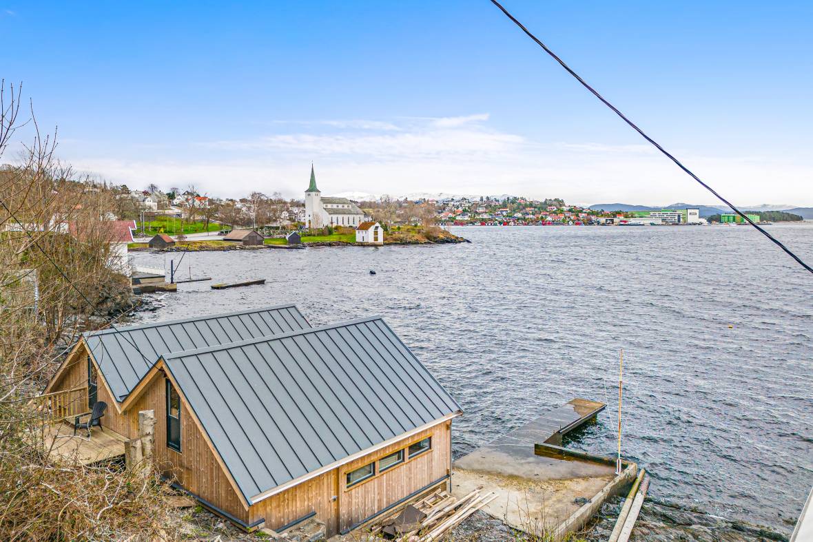 Fint beliggende naust i Borggata nær Leirvik. Oppført 2023/24 ...