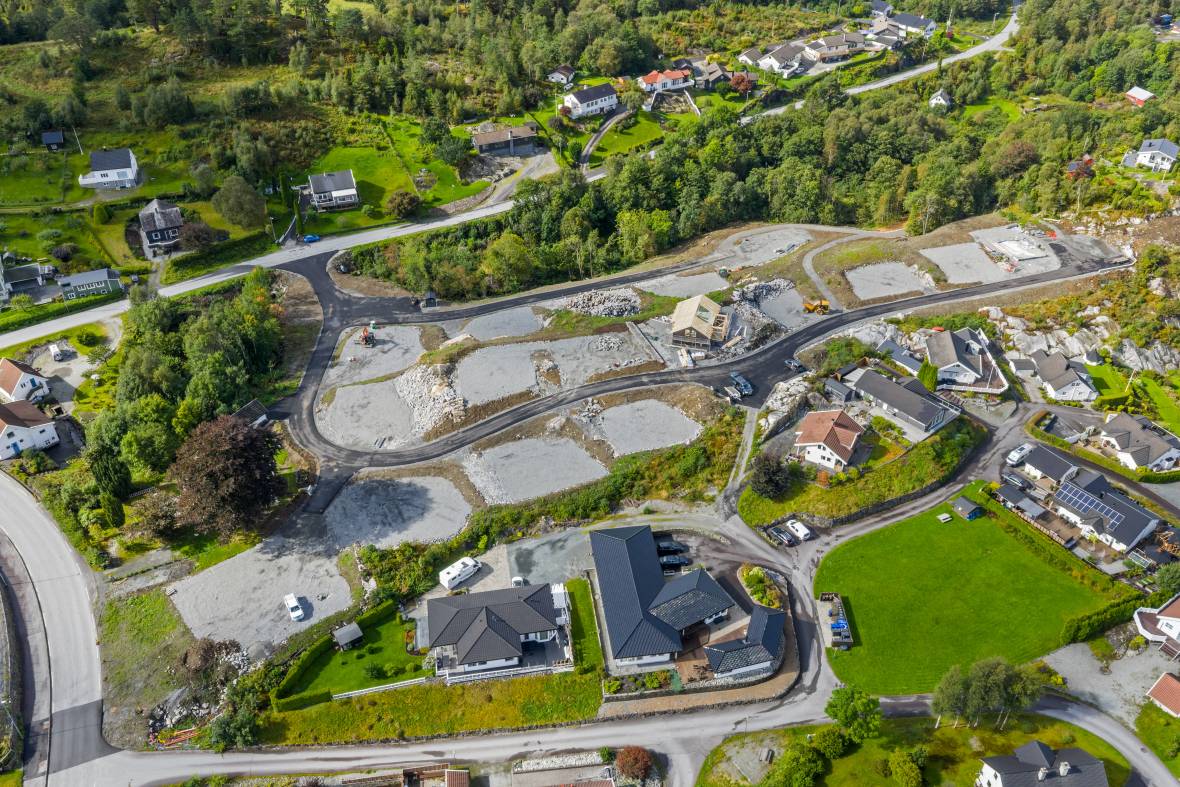 Solrike tomter med god beliggenhet – nær sjøen og Skånevik sentrum ...